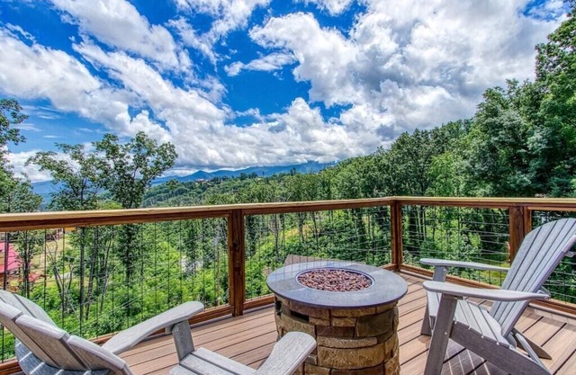 Make Great Family Memories! Hot Tub + Location!