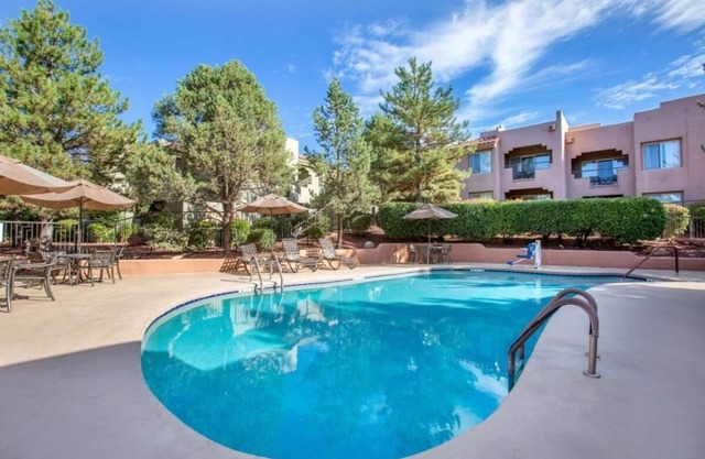 Make Your Trip More Enjoyable! Kitchen, Onsite Pool and Free Parking!
