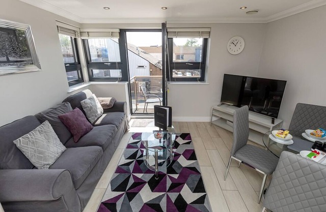 Malthouse Court - Luxury 2-Bed, 1-Bath w/Balcony