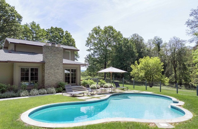 Manderley House: Heated Pool w/Outdoor Spaces