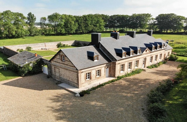 Manoir de 400 sqf near the see, Billard, Babyfoot & Sauna. Pets welcome !