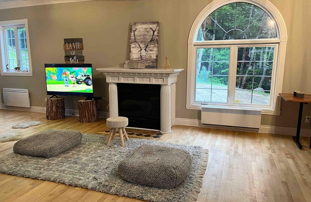 Manor cottage on a Quebec lake, 2 hours from Montreal