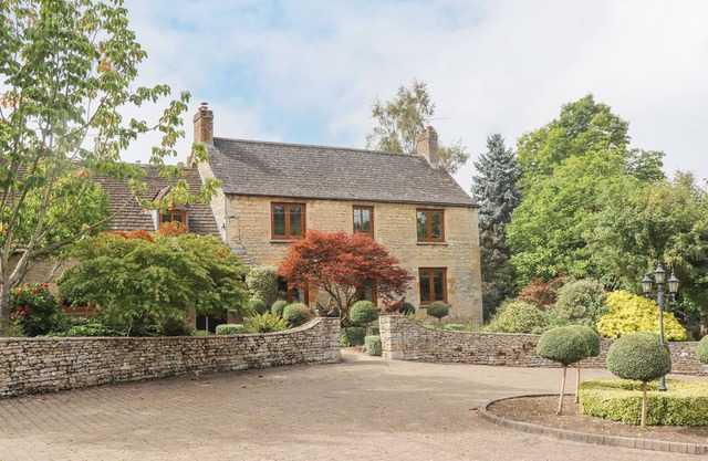 MANOR FARM, pet friendly, character holiday cottage in Winchcombe