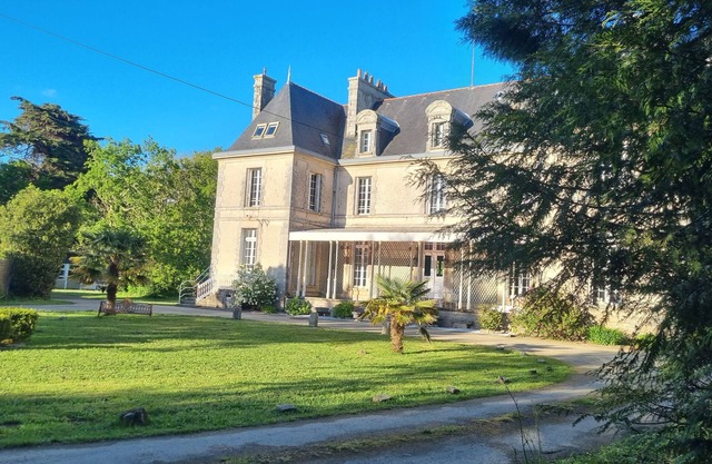 Manor house in wooded grounds, 800 m from beaches ideal for family, friends and colleagues