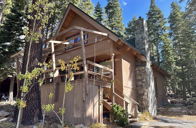 Manzanita Grove Cabin- Walk to Beach & Forest