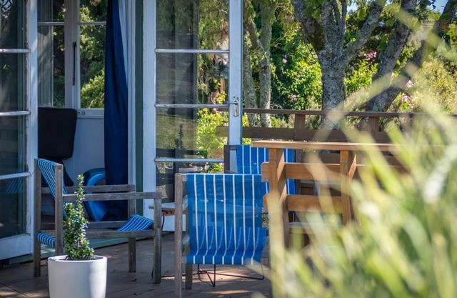 Maple Durham Cottage close to Mapua Village with rural views and cottage garden