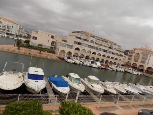Marina et plage à vos pieds