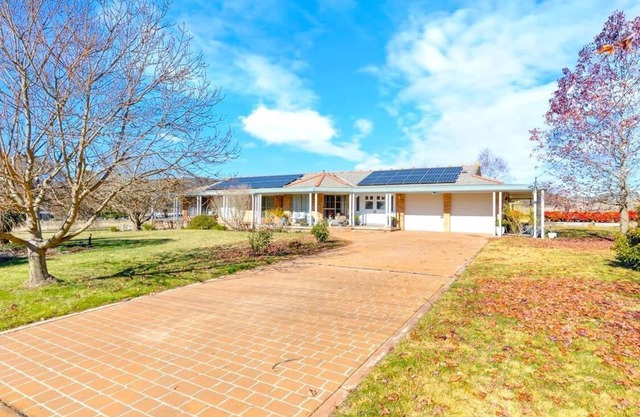 Marrangaroo Meadows - Rural Manor, 5 Bedroom, 3 Bathroom, Indoor Swimming Pool