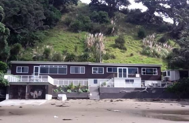 Martins Bay - quiet Kiwiana Bach on the Beach - ideal for children