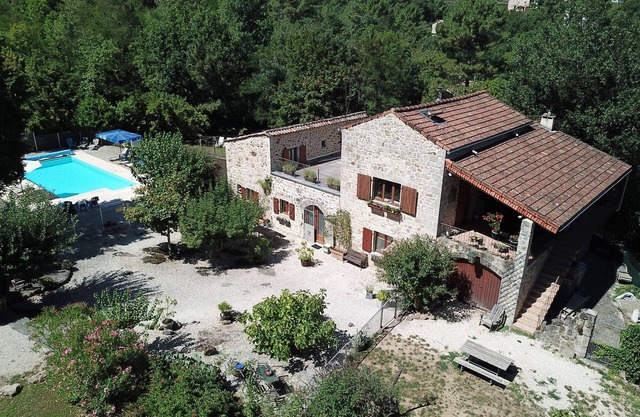 Mas en Pierre Avec 4 Logements Indépendants et Piscine