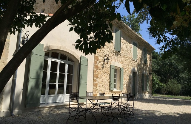 Mas provencal with old pool very quiet close to Chateauneuf du Pape