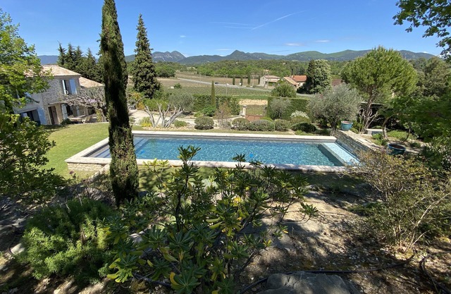 Mas with heated pool - exceptional views of the ventoux