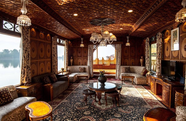 Mascot Houseboats