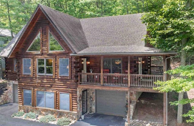 Massanutten Resort log home slope views-Walk to slopes and amenities