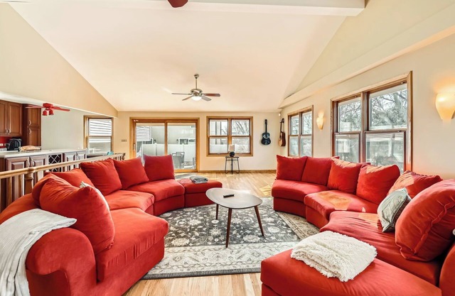 Massive 5BR, 4-level 3k+sqft House, PokerRoom,PoolTable, Darts, Bowling,Grill