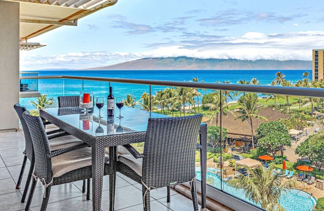 Maui Resort Rentals: Hokulani 605 – Premier 6th-Floor Oceanview Penthouse | Closest 2BR Column to the Ocean!