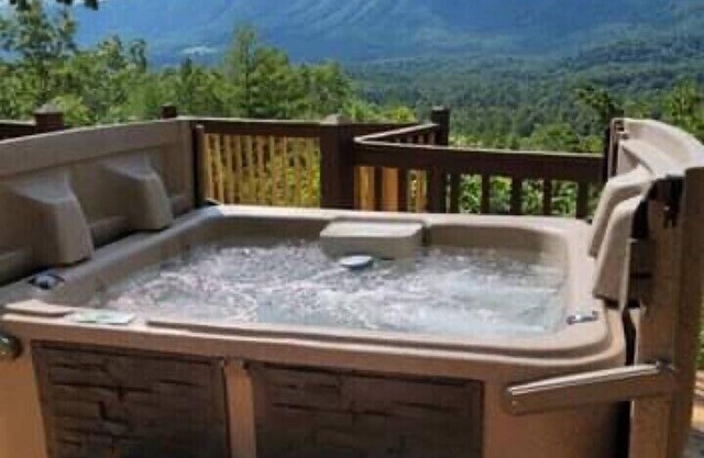 McDaniels Misty Blue ~ A Cozy & Quaint Cabin w/Exceptional Smoky Mountain Views