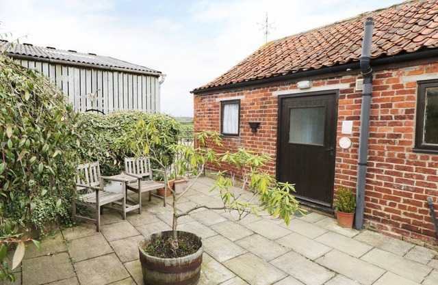 MEADOW COTTAGE, pet friendly, with open fire in Kirkbymoorside