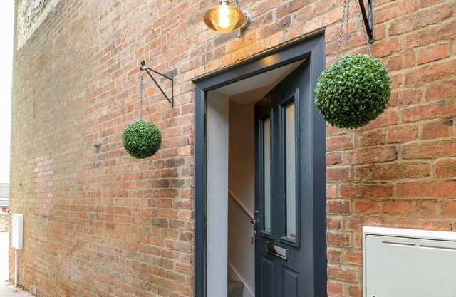 MEADOW VIEW, family friendly, character holiday cottage in Ashbourne