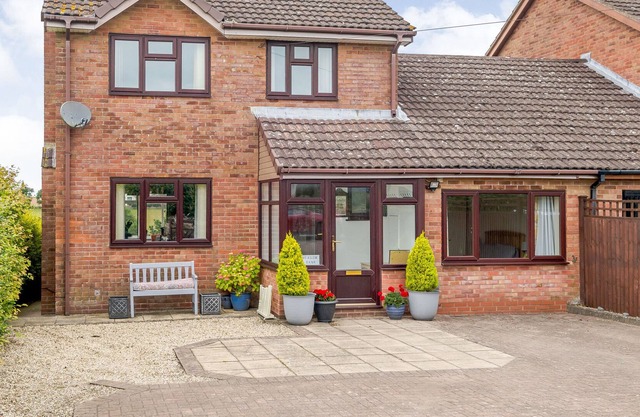 MEADOWBANK, pet friendly, with open fire in Drybrook