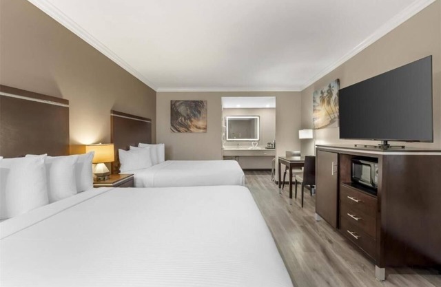 Mediterranean-Inspired Room Near Galleria Mall – Explore & Shop Nearby!