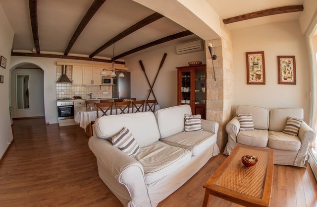 MEDITERRANEAN STYLE + individual tips for excursions, sea view
