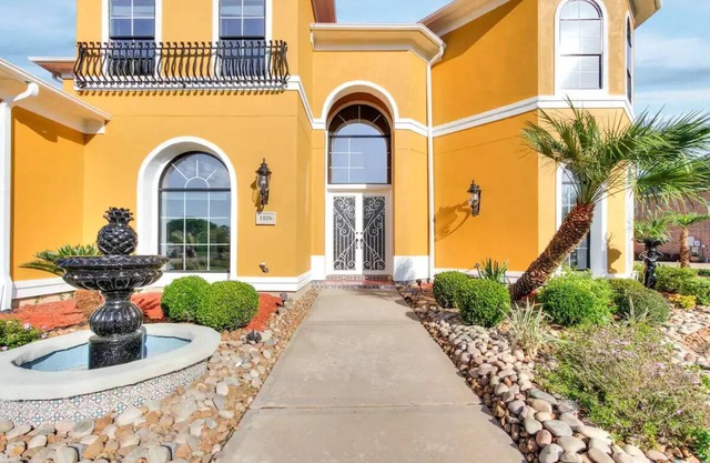 Mediterranean Villa by the Lake also for short or long term lease!
