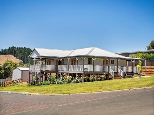 Meeukany - Hilltop Stunner in the Heart of Nannup