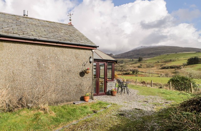 MELIN NEWYDD, pet friendly, character holiday cottage in Porthmadog