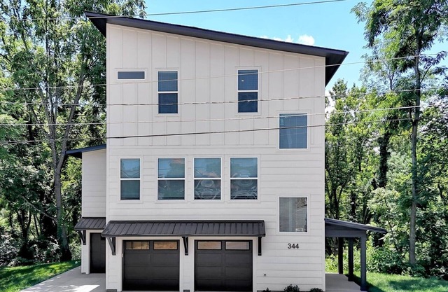 Memories Off Main - New 3-Level Build, Downtown Waynesville, 4 BR, 4 BA