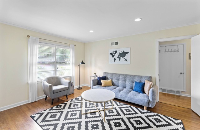 Memphis Hideaway - 5 mins to UofM! Central location, large backyard, & sleeps 7!