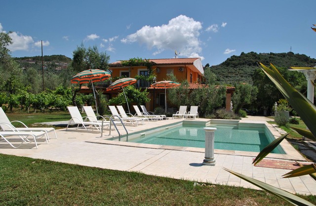 Meridiana holiday house with shared swimming pool