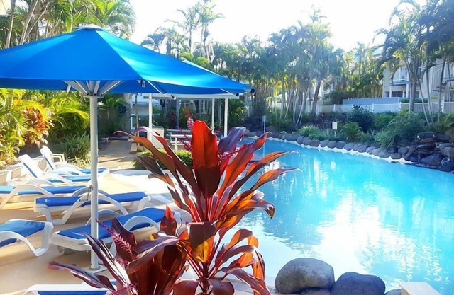 Mermaid Beach 5 min stroll! Pacific Fair 8 min! Ground level, private.