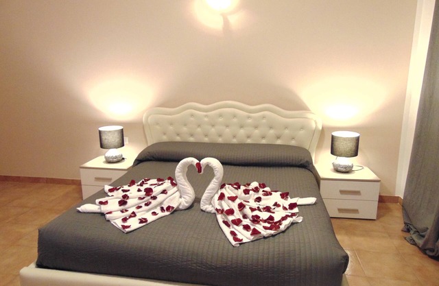 METRO FURIO CAMILLO SUPER SPACIOUS APARTMENT-4 PRIVATE ROOMS -4 PRIVATE BATHROOM