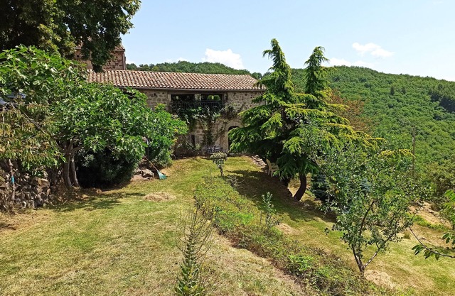 Meublé de 4 à 14 personnes. Aire extérieur privée 300 m². Piscine commune.