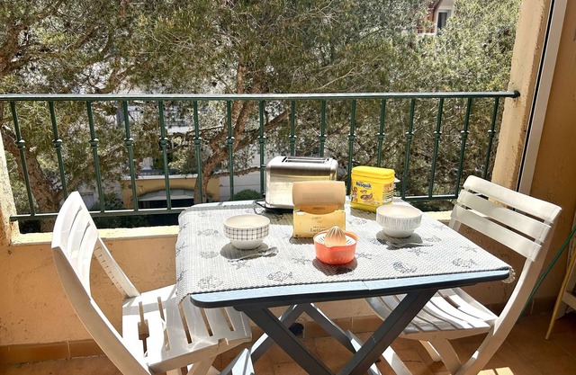 Mezzanine Studio in Saint-Aygulf, Near Beach and Shops