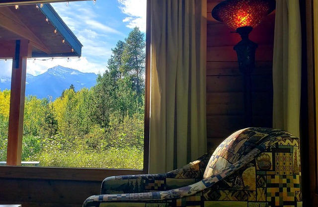 Mica Mountain Lodge &Pine at Mt Robson Provincial Park near Jasper National Park