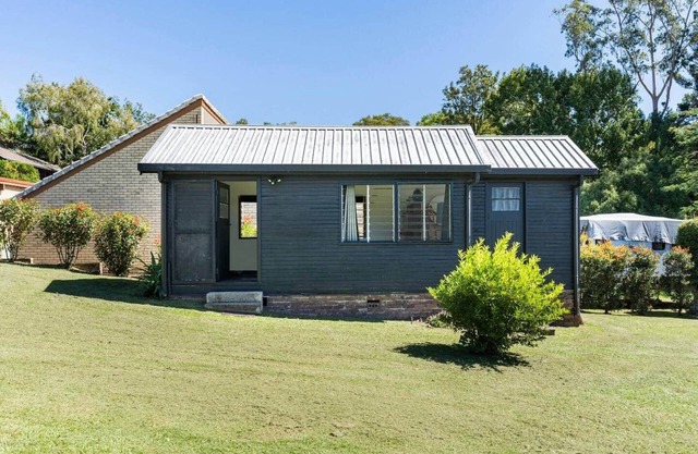 Mid-Century Cabin (by the golf course)