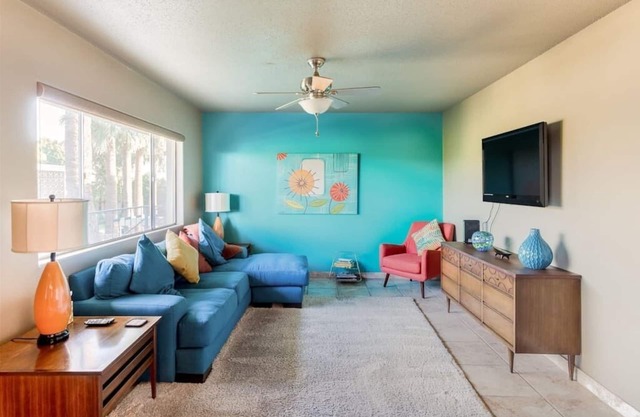 Mid century modern condo near Old Town, pool & BBQ