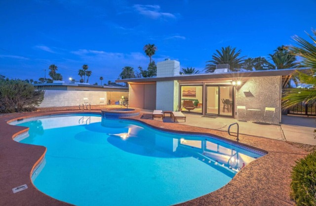 Mid Century Vegas Oasis, Private Pool, Full Kitchen
