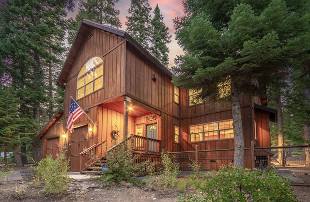 Mid-week specials! Steps to GarWoods and to the Lake! Dog Friendly!