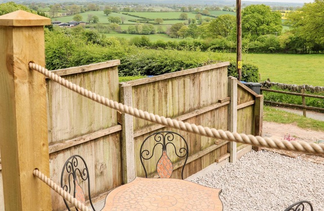 MIDDLE COTTAGE, pet friendly in Hollington, Staffordshire
