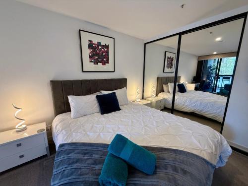 Midnight Luxe 1BR 1Bath Apartment 104 in the heart of Braddon Pool Sauna Secure Parking Wine WiFi