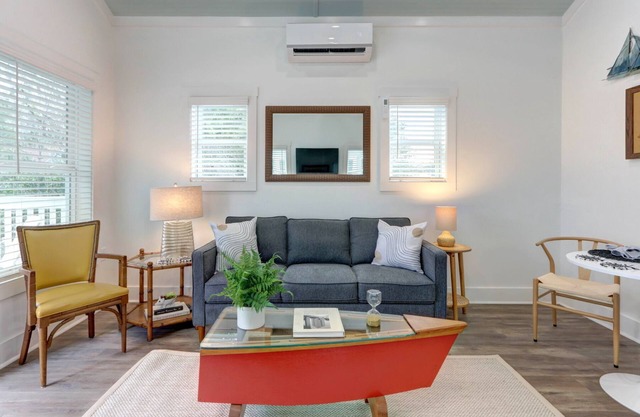 MidShipTury Cottage - 5 minutes to SAV/15 to Beach by Lucky Savannah