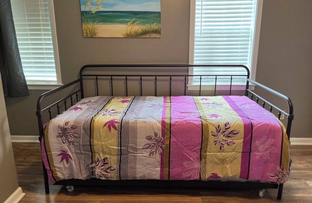 Midtown 2-bedroom townhome in welcoming Memphis close to Overton Sq with WiFi