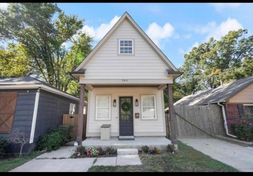 Midtown Hideaway-A Walk to Overton Park