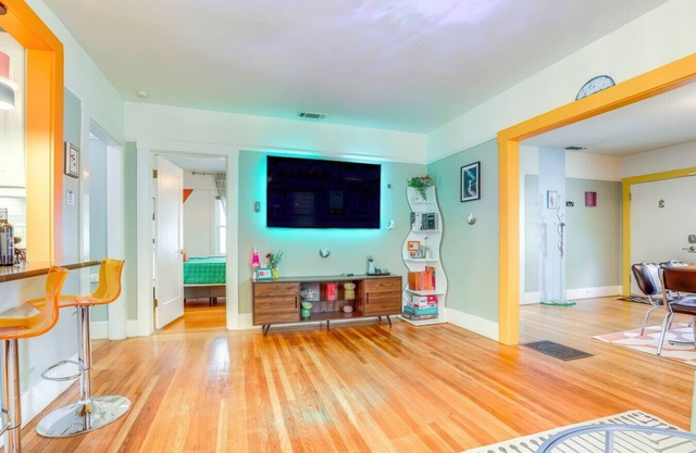 Midtown Oasis | BBQ, Deck, Games & Artistic Vibes