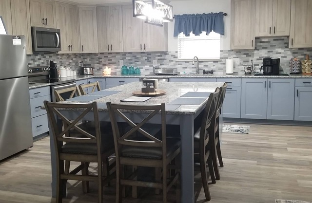 Midway Retreat: family and pet-friendly 3 bedroom 2 bath home