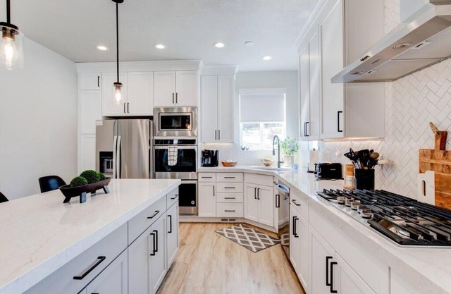Midway to Heaven! BRAND NEW 5 bed 4.5 bath, HOTTUB