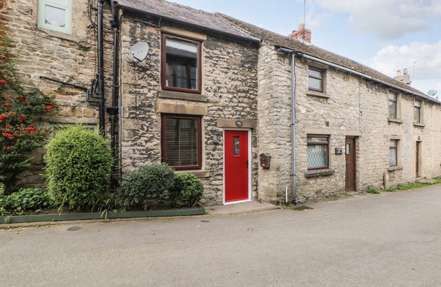 MILL BRIDGE COTTAGE, with a garden in Castleton, Peak District